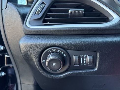 Used 2025 Chrysler Pacifica Select image 29