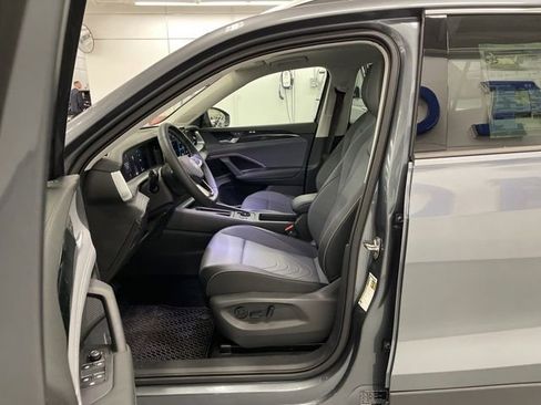 New 2025 Volkswagen Tiguan SE image 9