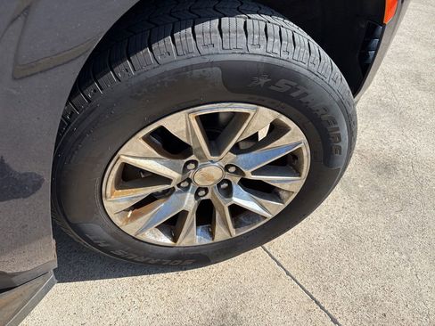 Used 2023 Chevrolet Suburban Premier image 16