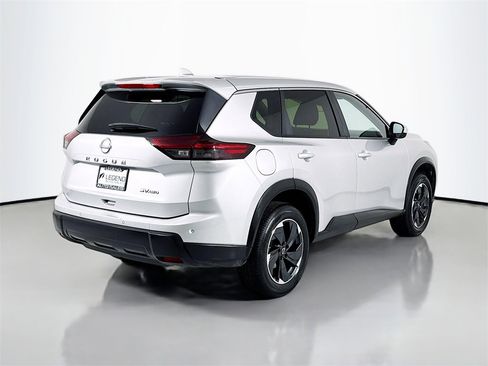Used 2024 Nissan Rogue SV image 5
