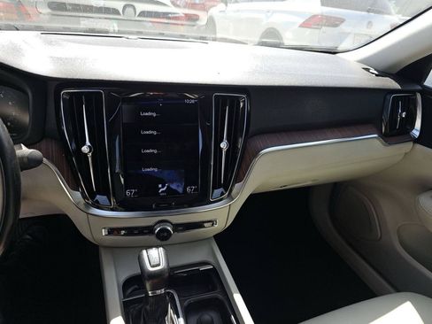 Used 2021 Volvo S60 T5 Momentum FWD image 10