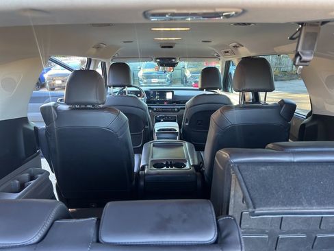 Certified 2025 Kia Carnival EX image 11