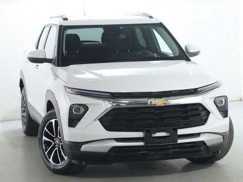 Used 2025 Chevrolet TrailBlazer LT image 2