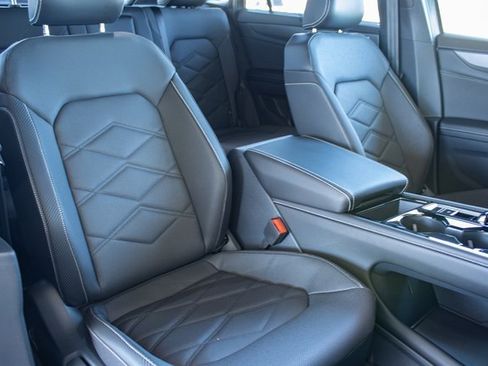 Used 2024 Volkswagen Atlas Cross Sport SE image 23