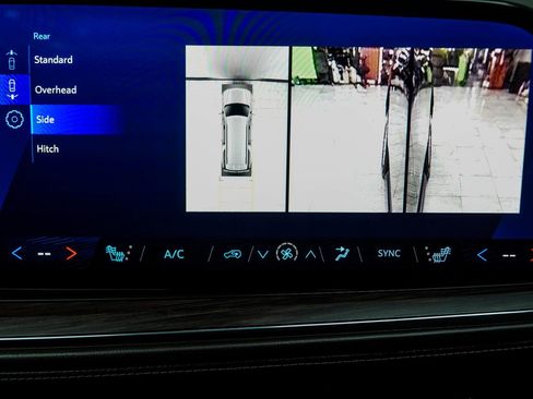 Used 2025 Chevrolet Suburban LT image 31