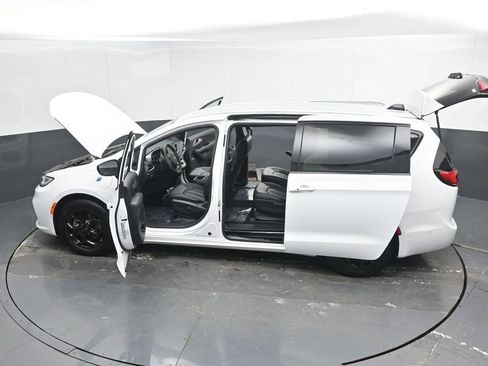 Used 2024 Chrysler Pacifica Limited FWD image 58
