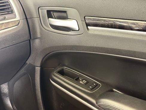 Used 2019 Chrysler 300 Limited image 25