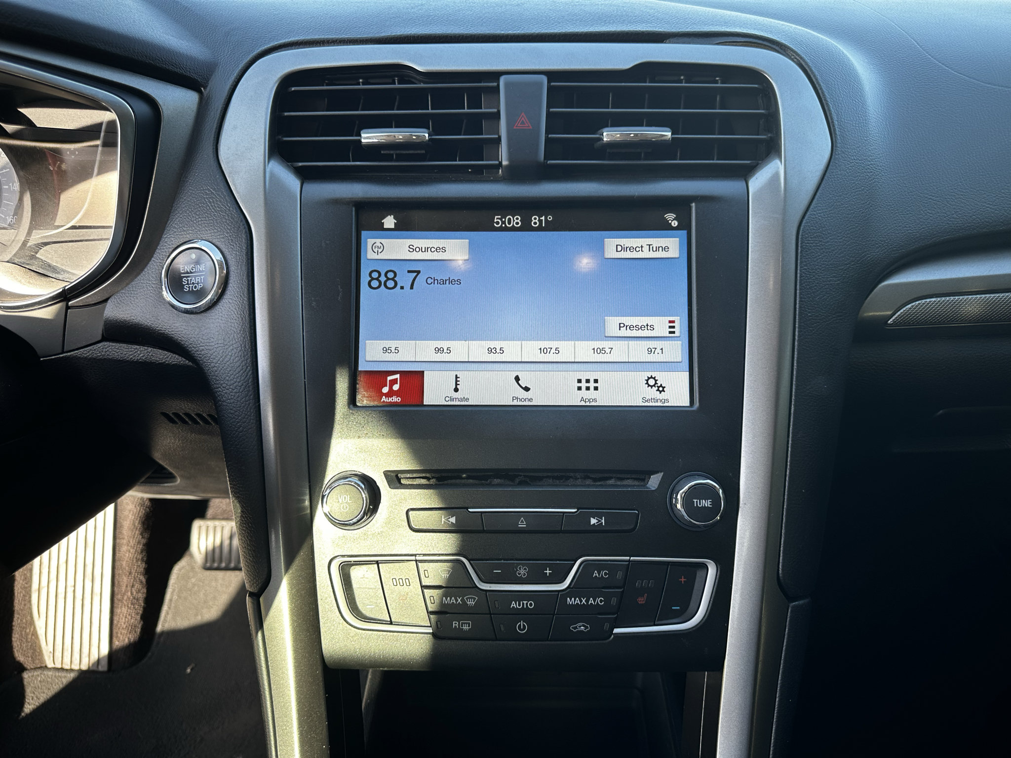Used 2017 Ford Fusion SE w/ Fusion SE Technology Package FWD image 19