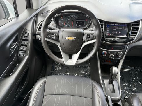 Used 2022 Chevrolet Trax LT w/ LT Convenience Package FWD image 13