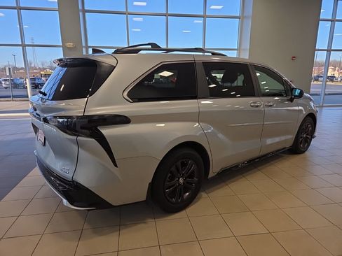 Used 2024 Toyota Sienna XSE w/ XSE Plus Package image 7