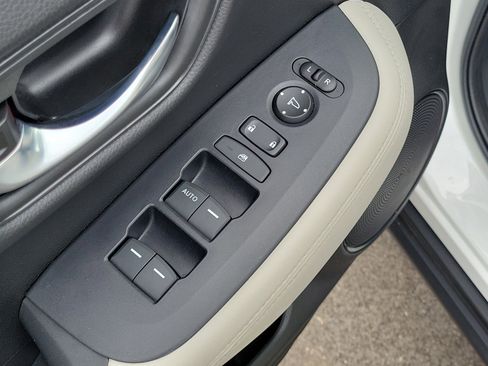 Used 2023 Honda HR-V LX image 14