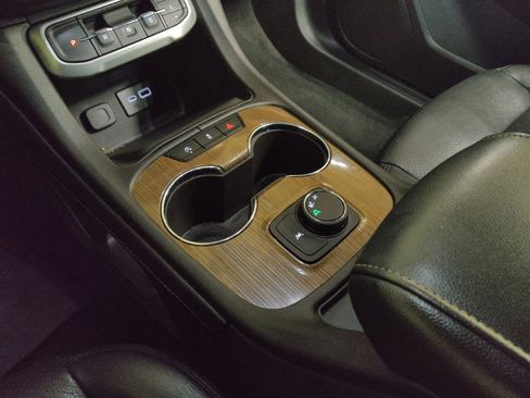 Used 2023 GMC Acadia SLE FWD image 26