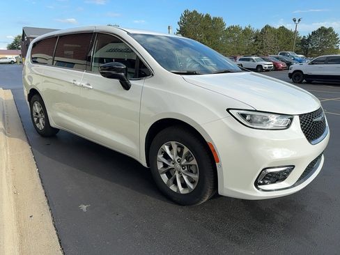 Used 2026 Chrysler Pacifica Select AWD/4WD image 4