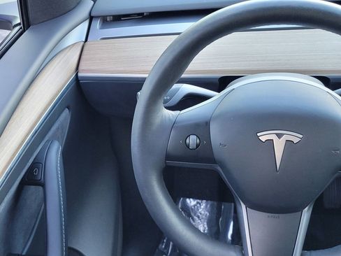 Used 2022 Tesla Model Y Long Range image 13