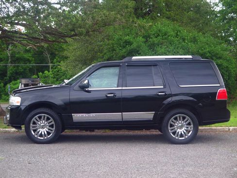 Used 2008 Lincoln Navigator 4WD image 2