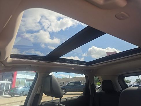 Used 2023 Nissan Rogue SV w/ SV Premium B Package image 17