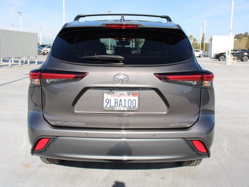 Used 2024 Toyota Highlander Limited image 4