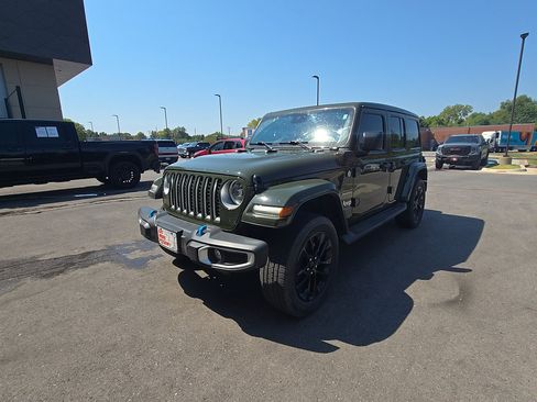 Used 2023 Jeep Wrangler Unlimited Sahara w/ Cold Weather Group AWD/4WD image 10