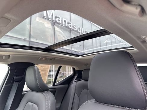 Certified 2025 Volvo XC40 B5 Plus AWD/4WD image 27