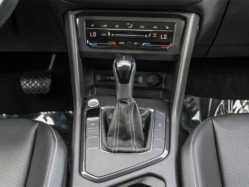 Used 2022 Volkswagen Tiguan SE w/ Panoramic Sunroof Package image 14