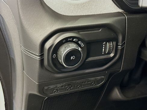 Used 2025 Jeep Wrangler Sahara image 17