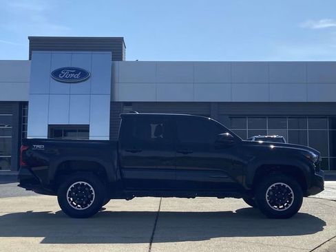 Used 2025 Toyota Tacoma TRD Off-Road AWD/4WD image 2