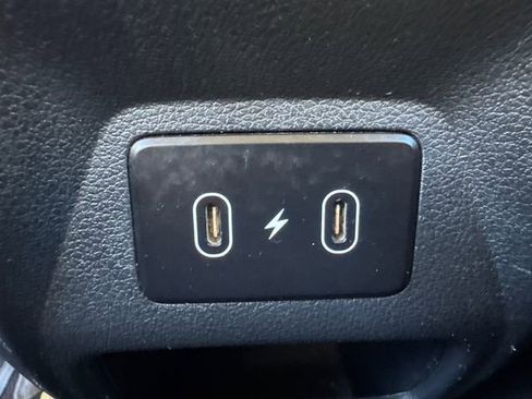 Used 2024 Hyundai Venue Limited image 20