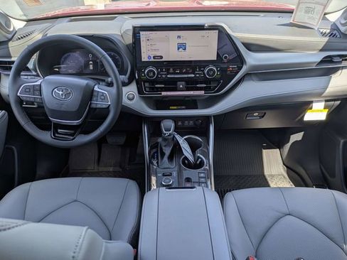 New 2026 Toyota Highlander Platinum AWD/4WD image 14