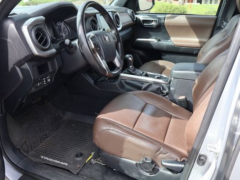 Used 2017 Toyota Tacoma Limited w/ Tow Package image 4