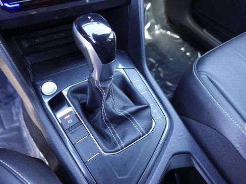 Used 2022 Volkswagen Tiguan SE R-Line image 19