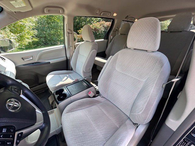 Used 2017 Toyota Sienna LE w/ Cargo Management Package FWD image 12