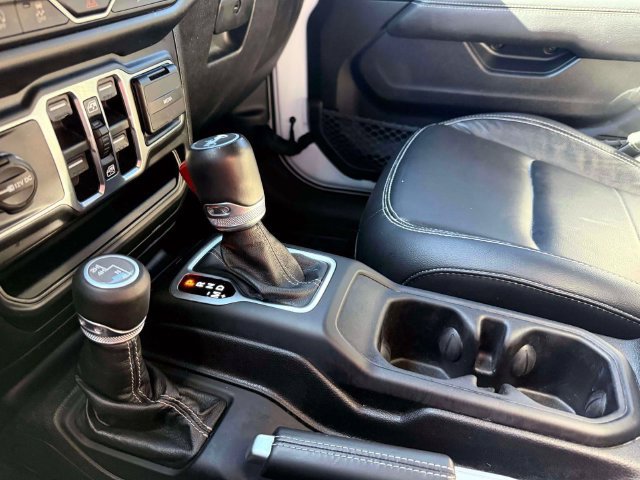 Used 2019 Jeep Wrangler Unlimited Sahara w/ Uconnect 4C Nav & Sound Group AWD/4WD image 29