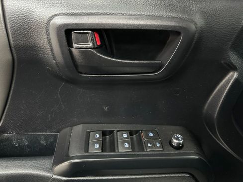 Used 2018 Toyota Tacoma SR w/ SR Convenience Package AWD/4WD image 18