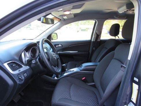 Used 2019 Dodge Journey SE image 4