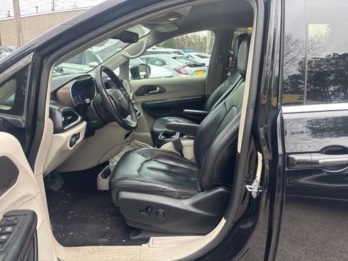 Used 2018 Chrysler Pacifica Touring-L image 16