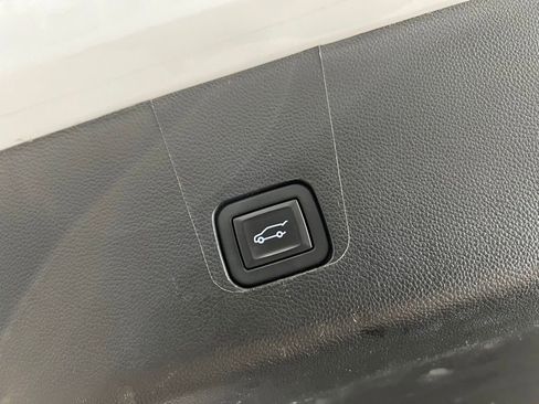 Used 2023 Chevrolet Traverse LT w/ Rear Camera Mirror Package AWD/4WD image 12