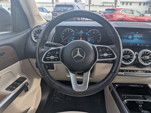 Used 2022 Mercedes-Benz GLB 250 4MATIC w/ Premium Package Lite image 19