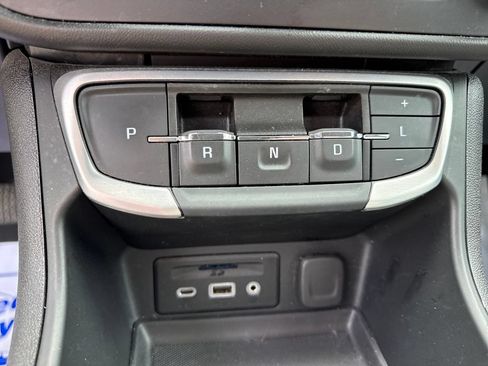Used 2024 GMC Terrain SLT AWD/4WD image 18