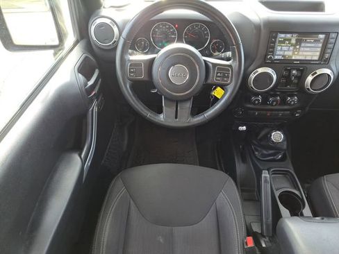 Used 2017 Jeep Wrangler Unlimited Sahara AWD/4WD image 7