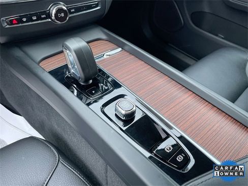 Used 2023 Volvo XC60 B5 Plus image 21