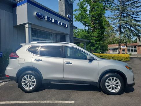 Used 2018 Nissan Rogue SV AWD/4WD image 2