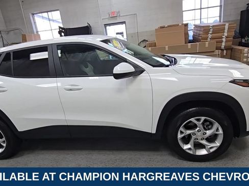 Used 2024 Chevrolet Trax LS w/ LS Convenience Package FWD image 11