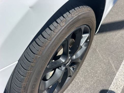 Used 2023 Chrysler Pacifica Touring-L FWD image 5