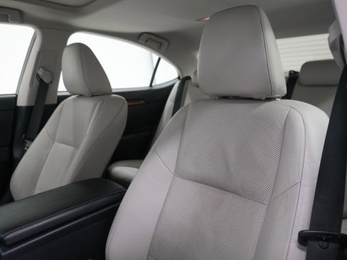 Used 2013 Lexus ES 300h w/ Luxury Pkg FWD image 10