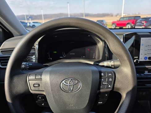 Used 2025 Toyota Camry LE image 11