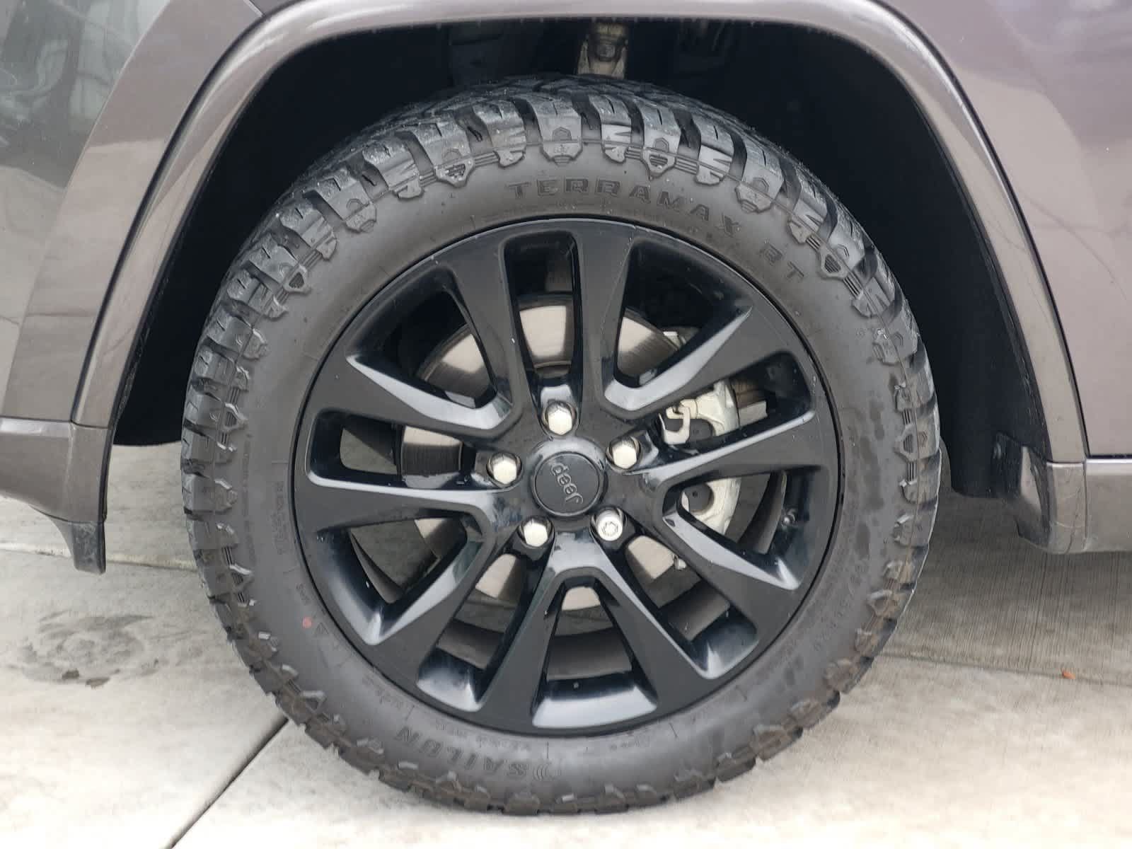 Used 2017 Jeep Grand Cherokee Altitude AWD/4WD image 9