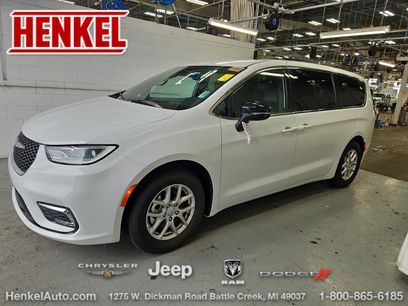 Used 2026 Chrysler Pacifica Select