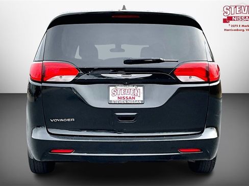 Used 2022 Chrysler Voyager LX image 5