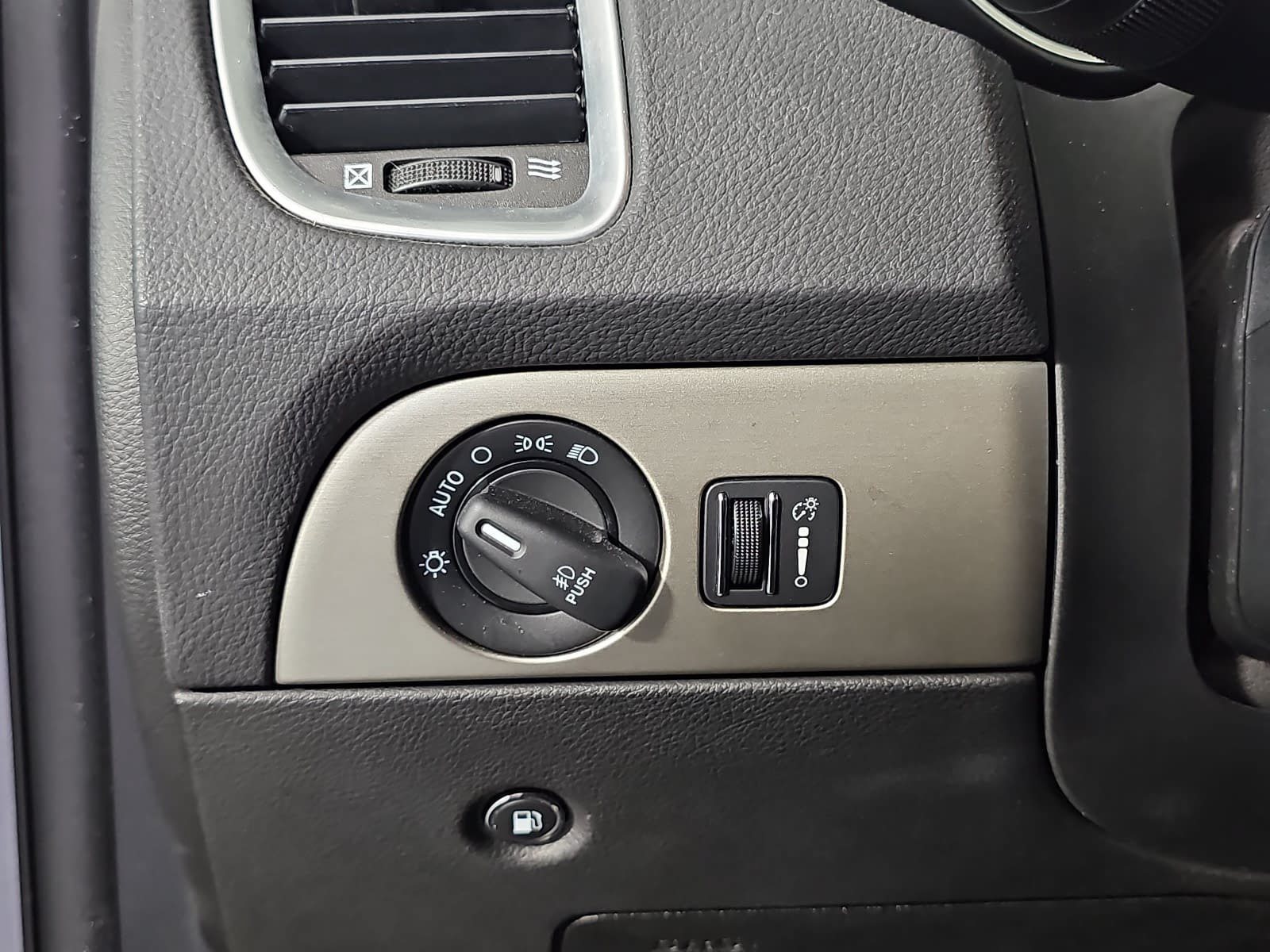 Used 2019 Dodge Durango SXT AWD/4WD image 23