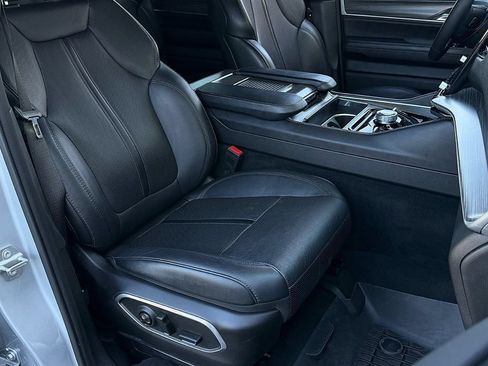Used 2024 Jeep Wagoneer L Series III w/ Flexible Seating Group AWD/4WD image 27